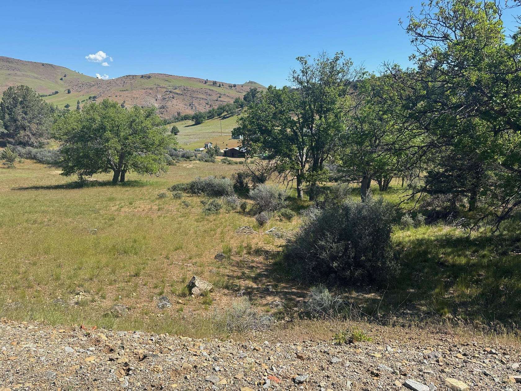 1.1 Acres of Land for Sale in Hornbrook, California