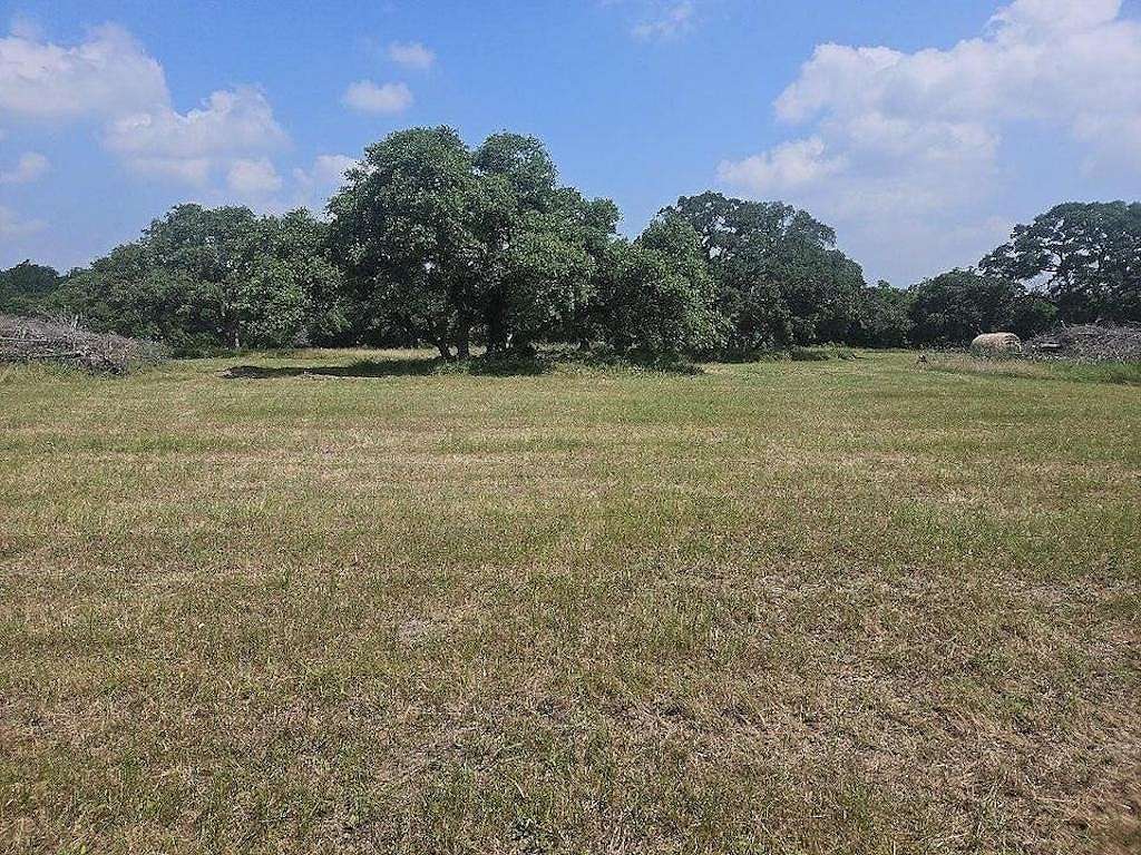 8.673 Acres of Agricultural Land for Sale in Schulenburg, Texas