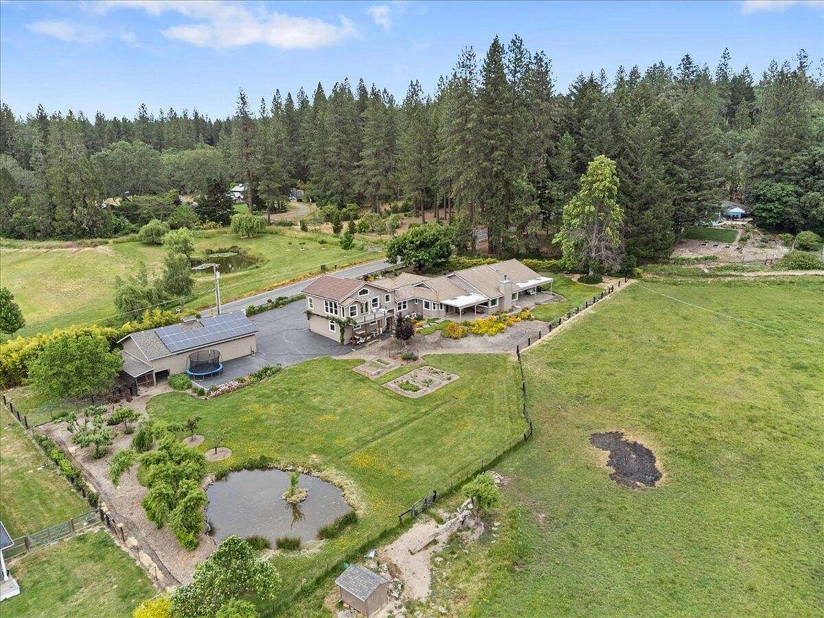 4 Acres of Residential Land with Home for Sale in Grants Pass, Oregon