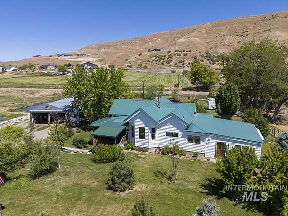 14 Acres of Land with Home for Sale in Payette, Idaho