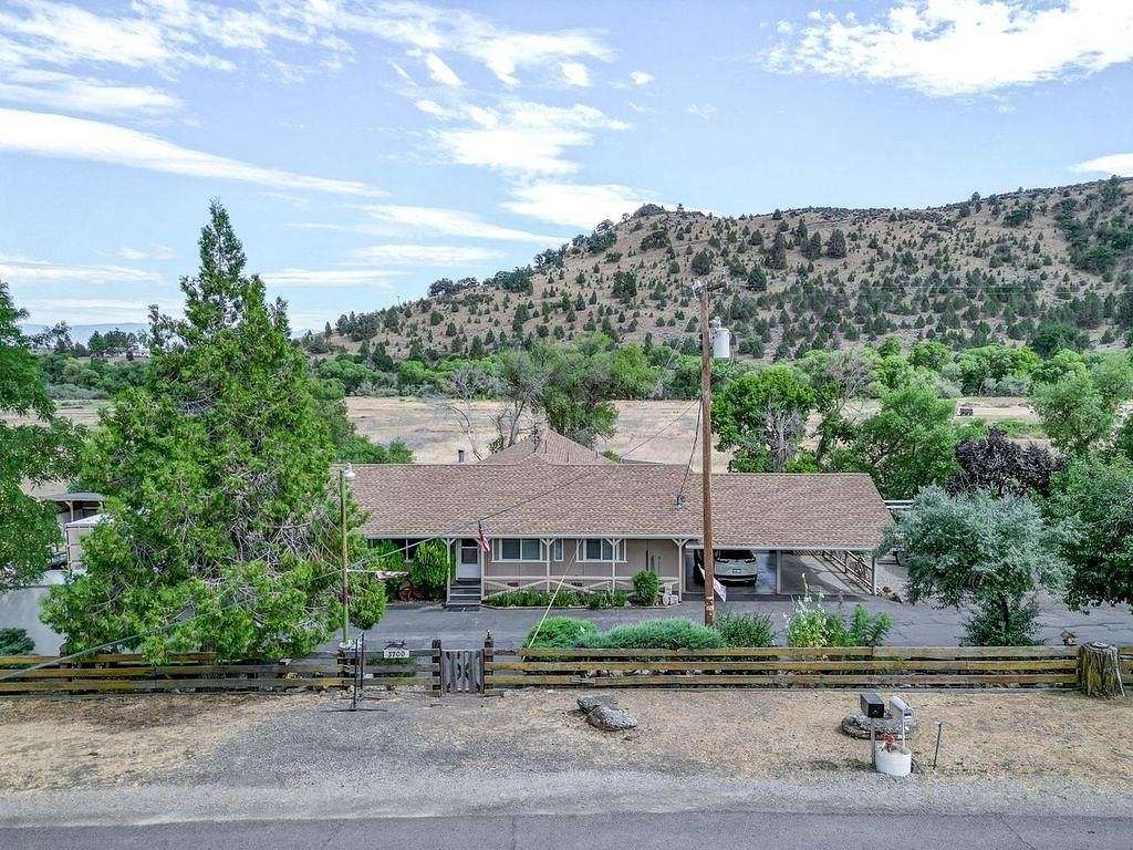 2 Acres of Residential Land with Home for Sale in Yreka, California
