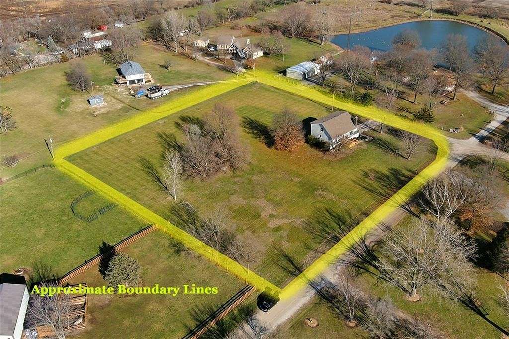 2.5 Acres of Residential Land with Home for Sale in Spring Hill, Kansas