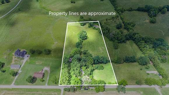 5.004 Acres of Residential Land with Home for Sale in Paris, Kentucky