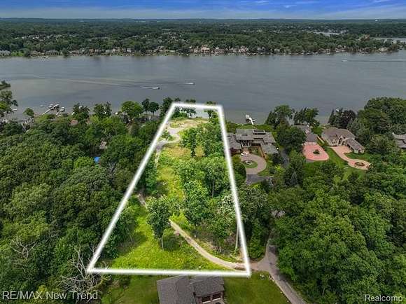 2.59 Acres of Residential Land for Sale in Orchard Lake, Michigan