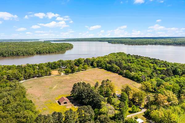 5 Acres of Residential Land with Home for Sale in Springville, Tennessee