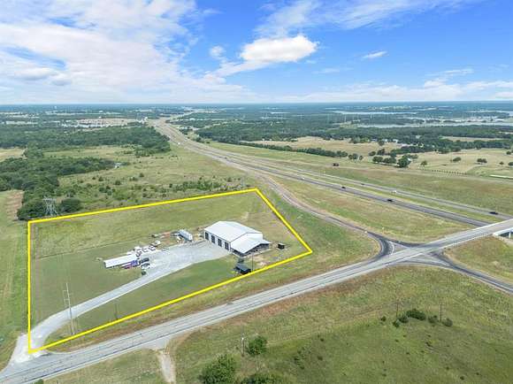 6.964 Acres of Improved Mixed-Use Land for Sale in Savoy, Texas