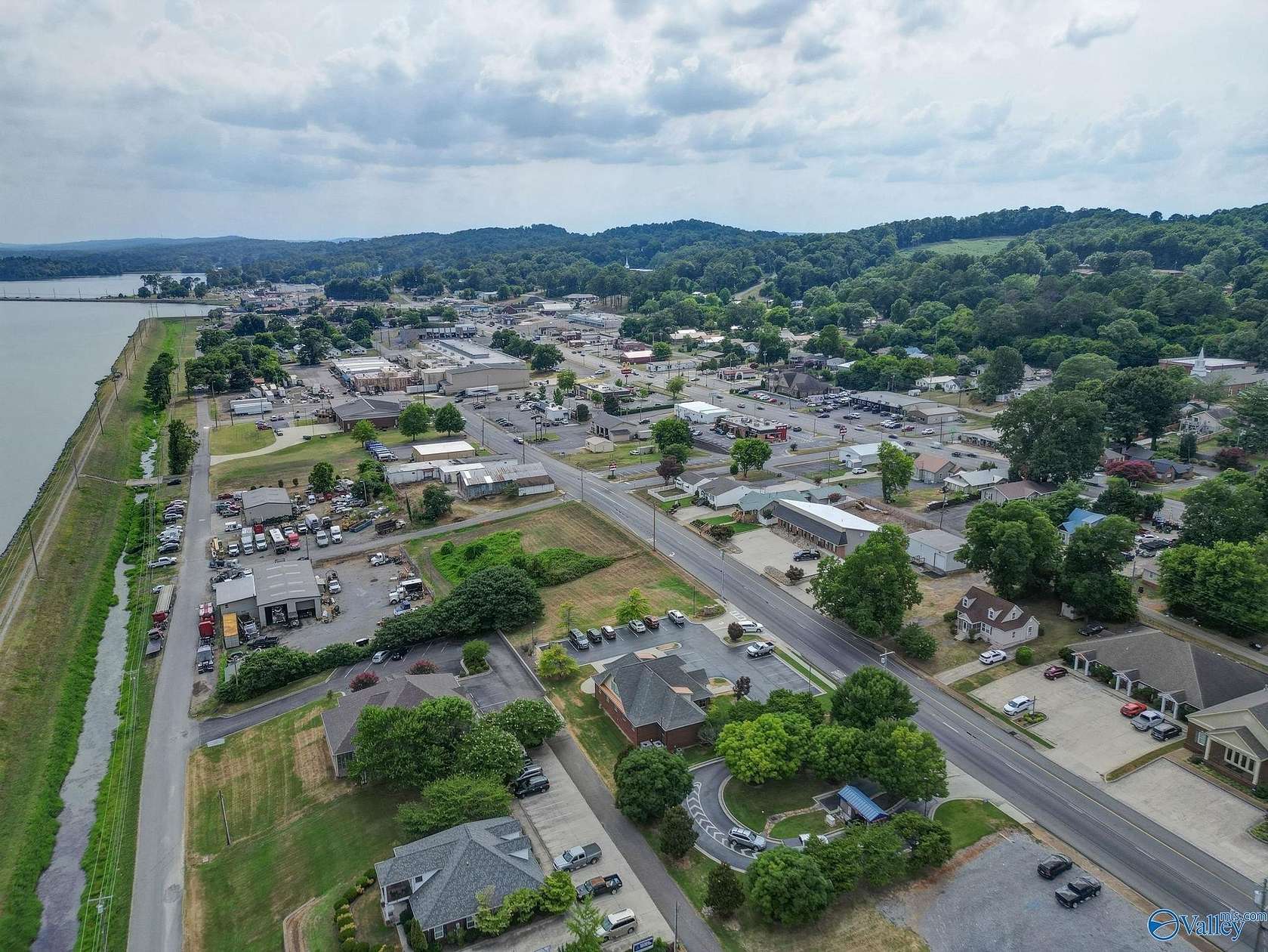0.48 Acres of Commercial Land for Sale in Guntersville, Alabama
