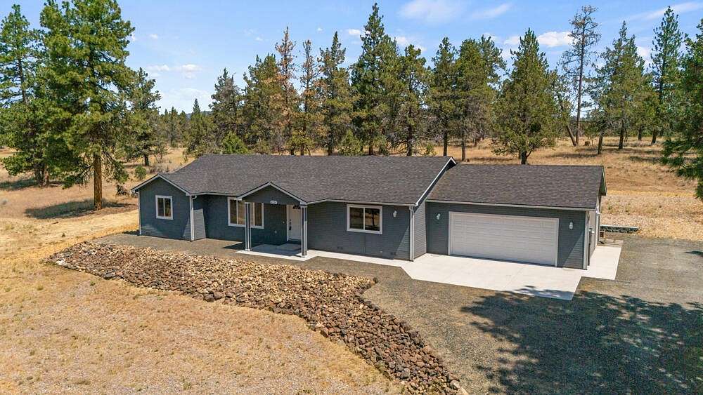 5.12 Acres of Residential Land with Home for Sale in Bonanza, Oregon