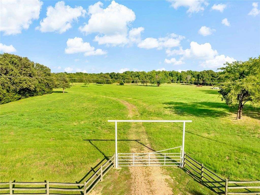 11 Acres of Land for Sale in Paris, Texas