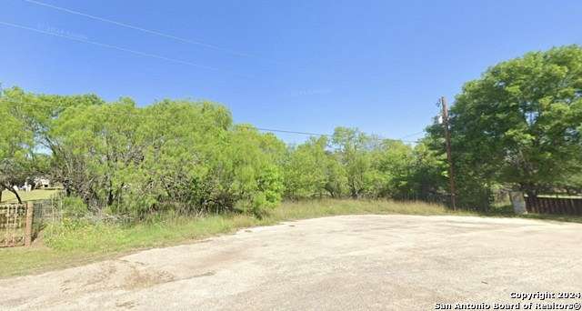1.041 Acres of Residential Land for Sale in Jourdanton, Texas