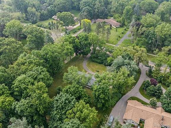 0.89 Acres of Residential Land for Sale in Bloomfield Hills, Michigan