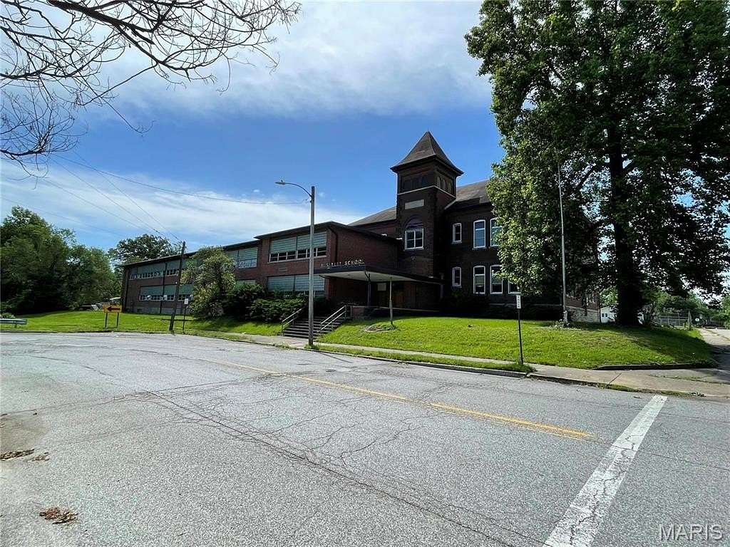 2.18 Acres of Improved Residential Land for Sale in Alton, Illinois