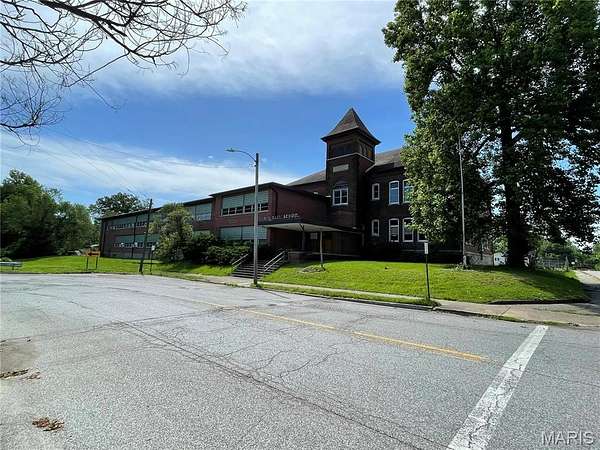 2.18 Acres of Improved Residential Land for Sale in Alton, Illinois