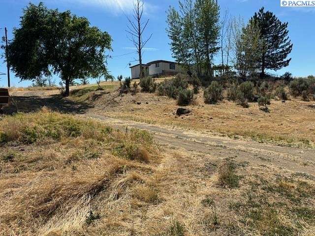 13.67 Acres of Land with Home for Sale in Prosser, Washington