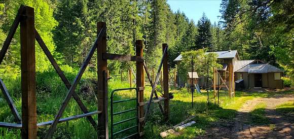 12.43 Acres of Land with Home for Sale in Grants Pass, Oregon