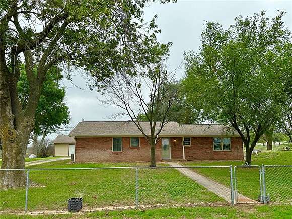 2.139 Acres of Residential Land with Home for Sale in Bridgeport, Texas