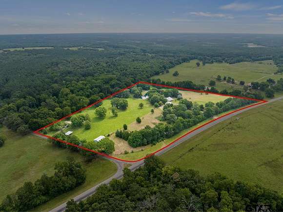 15.778 Acres of Land with Home for Sale in Mount Vernon, Texas