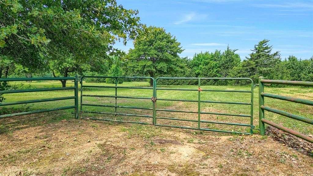 30 Acres of Recreational Land for Sale in Whitesboro, Texas