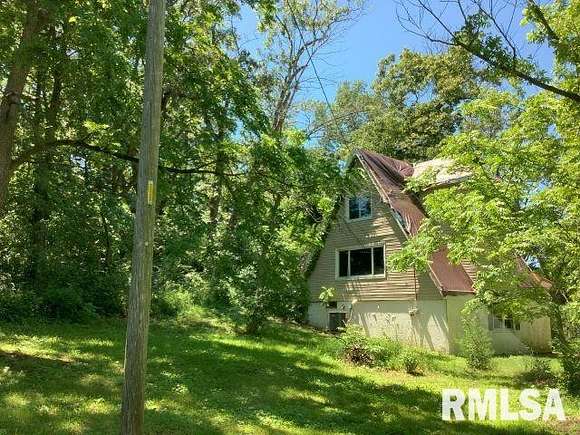 4.5 Acres of Residential Land with Home for Sale in Manito, Illinois