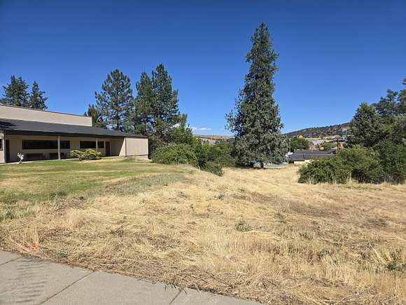 1.9 Acres of Commercial Land for Sale in Yreka, California