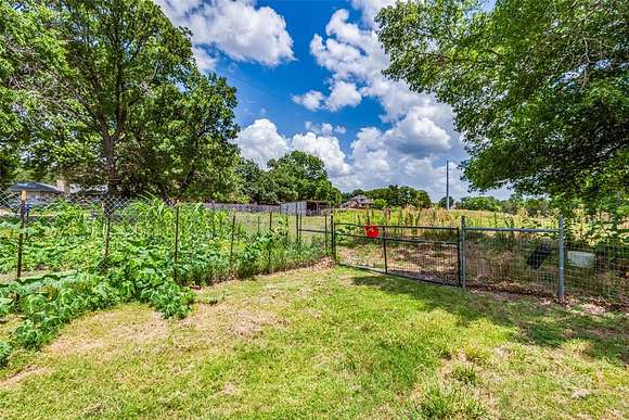 5.611 Acres of Residential Land with Home for Sale in DeSoto, Texas
