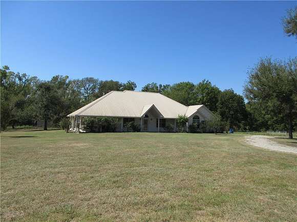 5.7 Acres of Residential Land with Home for Sale in Marlin, Texas