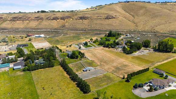 2.86 Acres of Residential Land with Home for Sale in Kennewick, Washington