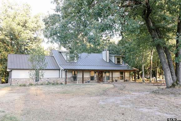 10.39 Acres of Land with Home for Sale in Brownsboro, Texas