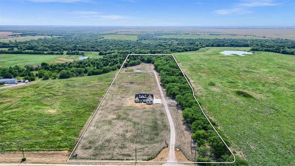 12.645 Acres of Land with Home for Sale in Collinsville, Texas