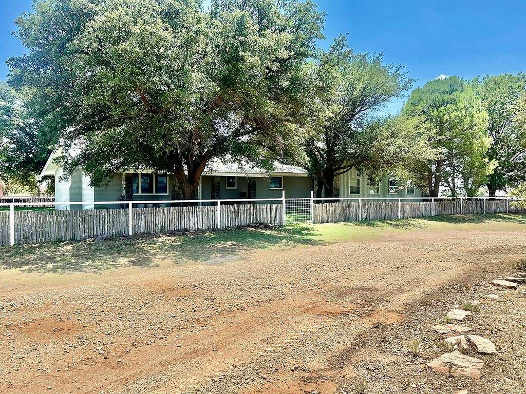 31 Acres of Land with Home for Sale in Colorado City, Texas