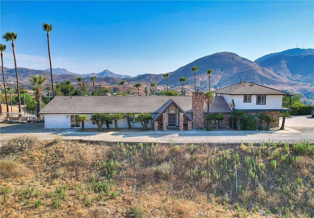 3.587 Acres of Residential Land with Home for Sale in Colton, California