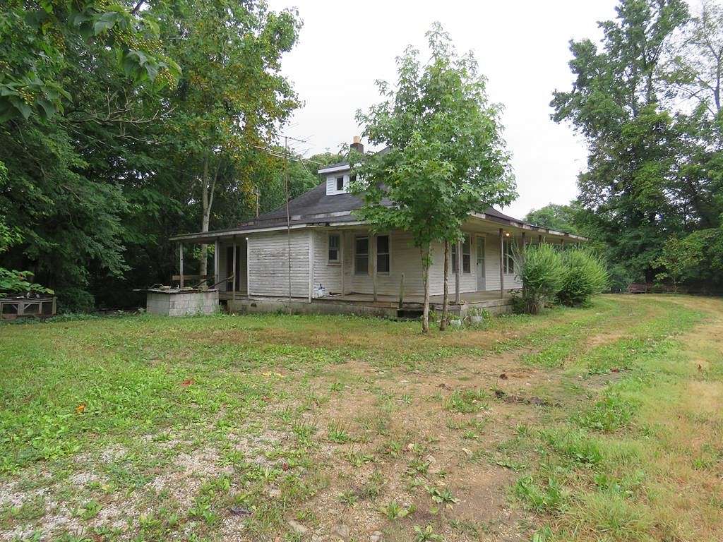 5 Acres of Residential Land with Home for Sale in Gainesboro, Tennessee