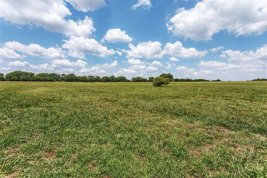 5 Acres of Land for Sale in Savoy, Texas