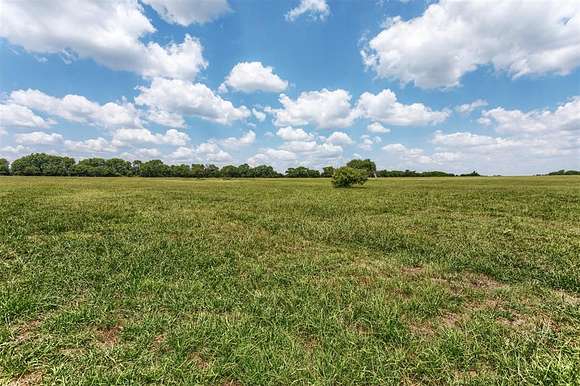 5 Acres of Land for Sale in Savoy, Texas