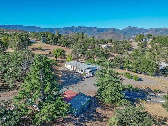 2.5 Acres of Residential Land with Home for Sale in Yreka, California