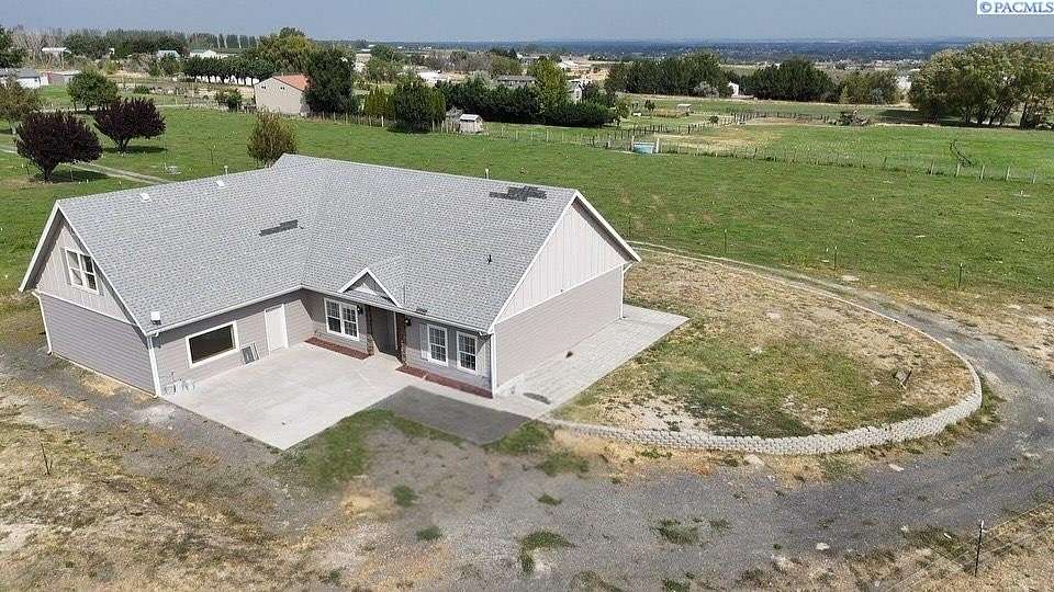 5.29 Acres of Residential Land with Home for Sale in Kennewick, Washington