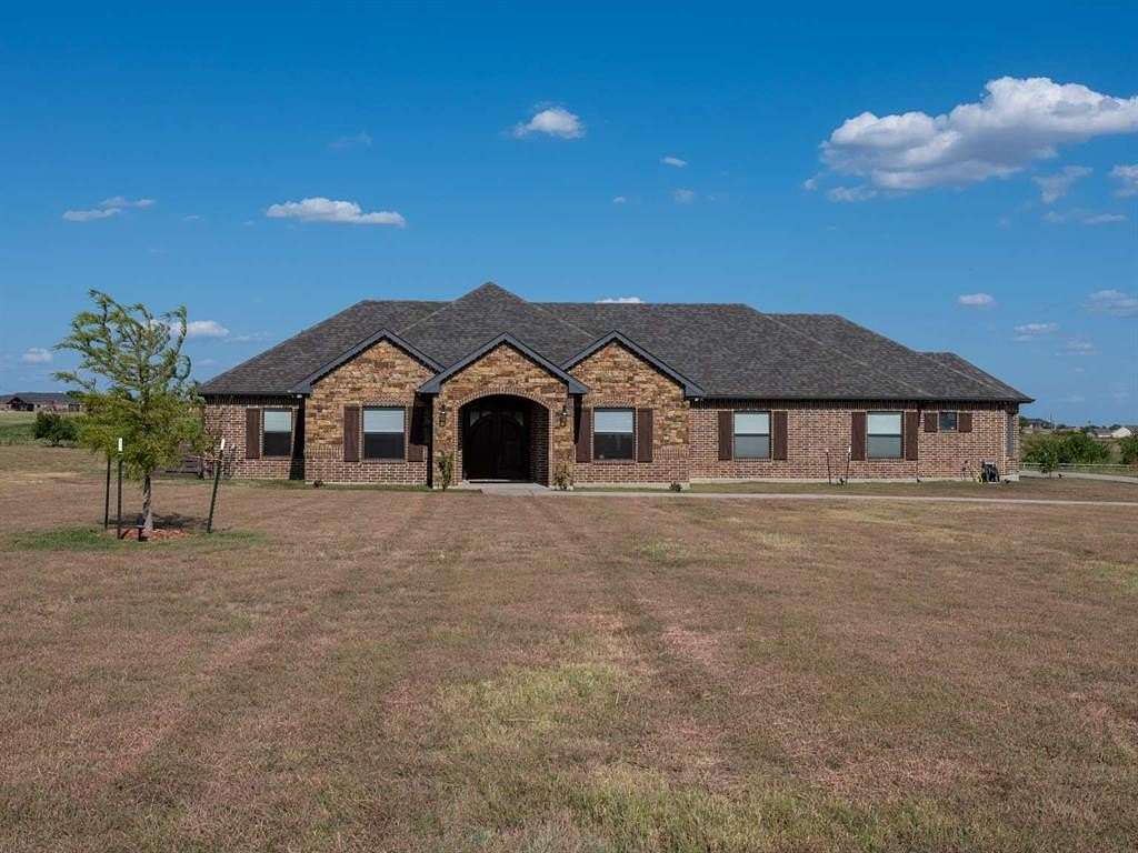 5 Acres of Residential Land with Home for Sale in Decatur, Texas