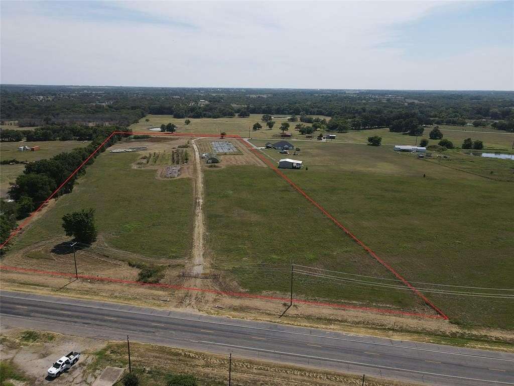 12 Acres of Land for Sale in Savoy, Texas