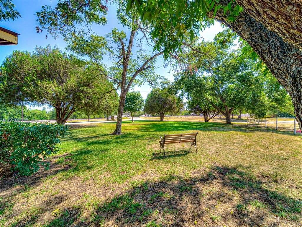 13.602 Acres of Land with Home for Sale in Bridgeport, Texas