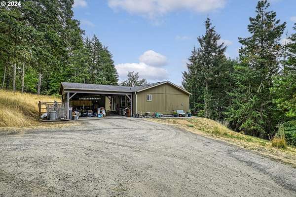 5.45 Acres of Residential Land with Home for Sale in Eugene, Oregon