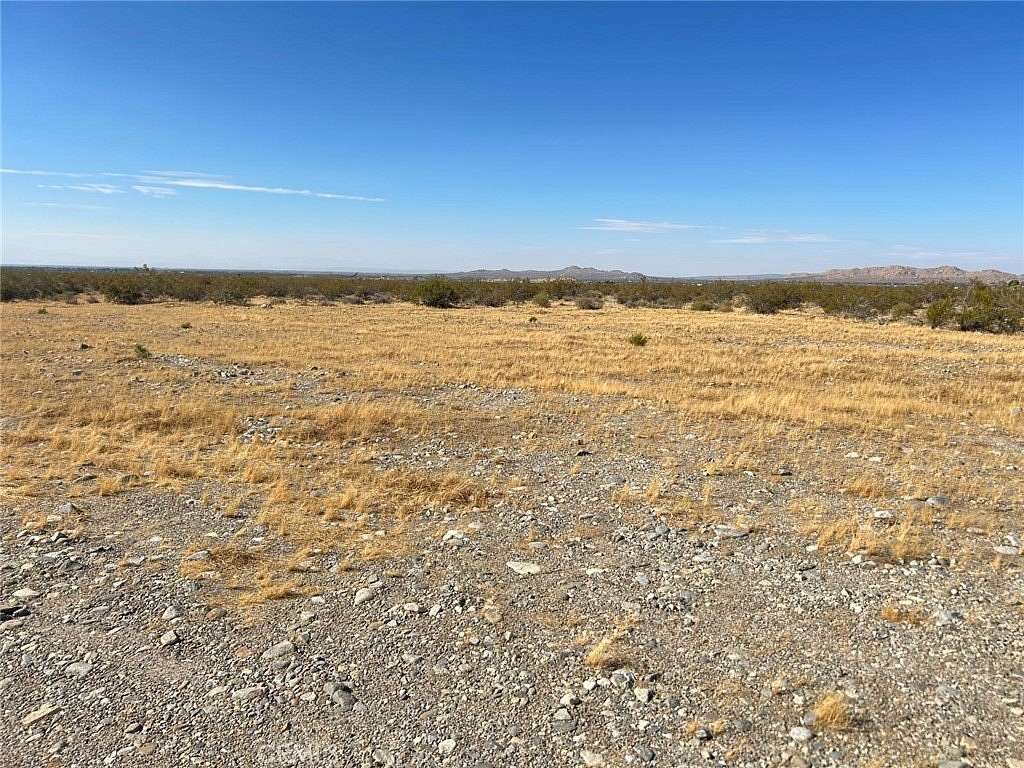 5.01 Acres of Land for Sale in Pearblossom, California