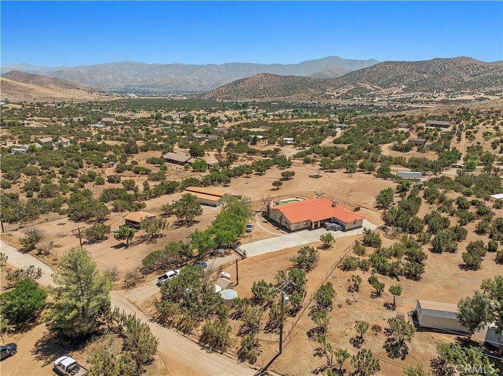 4.86 Acres of Residential Land with Home for Sale in Agua Dulce, California