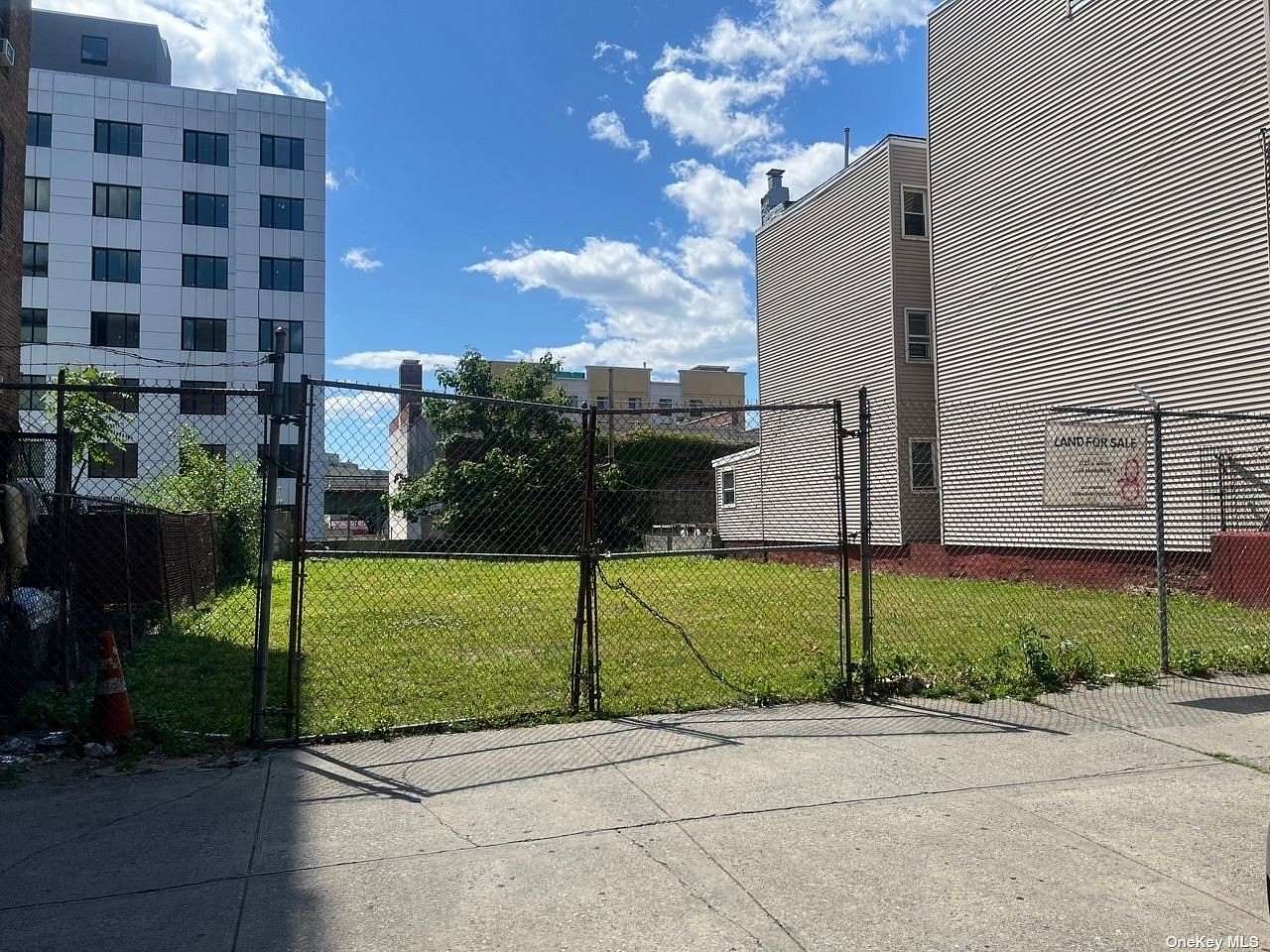 0.12 Acres of Mixed-Use Land for Sale in Bronx, New York