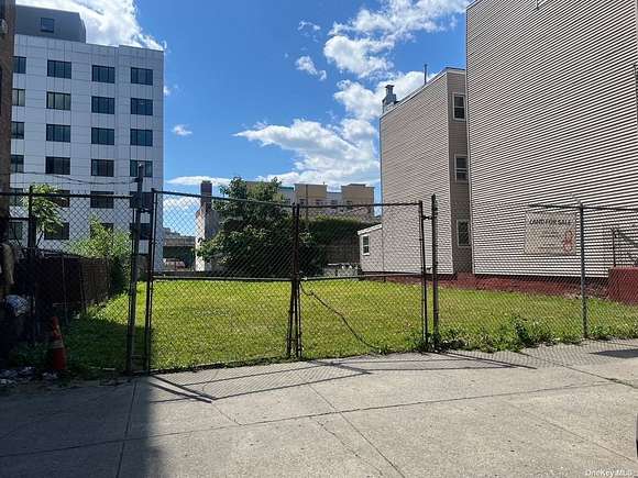 0.12 Acres of Mixed-Use Land for Sale in Bronx, New York