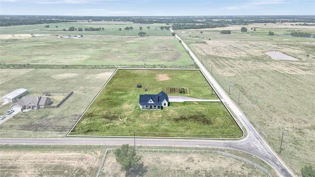 3.689 Acres of Residential Land with Home for Sale in Whitesboro, Texas