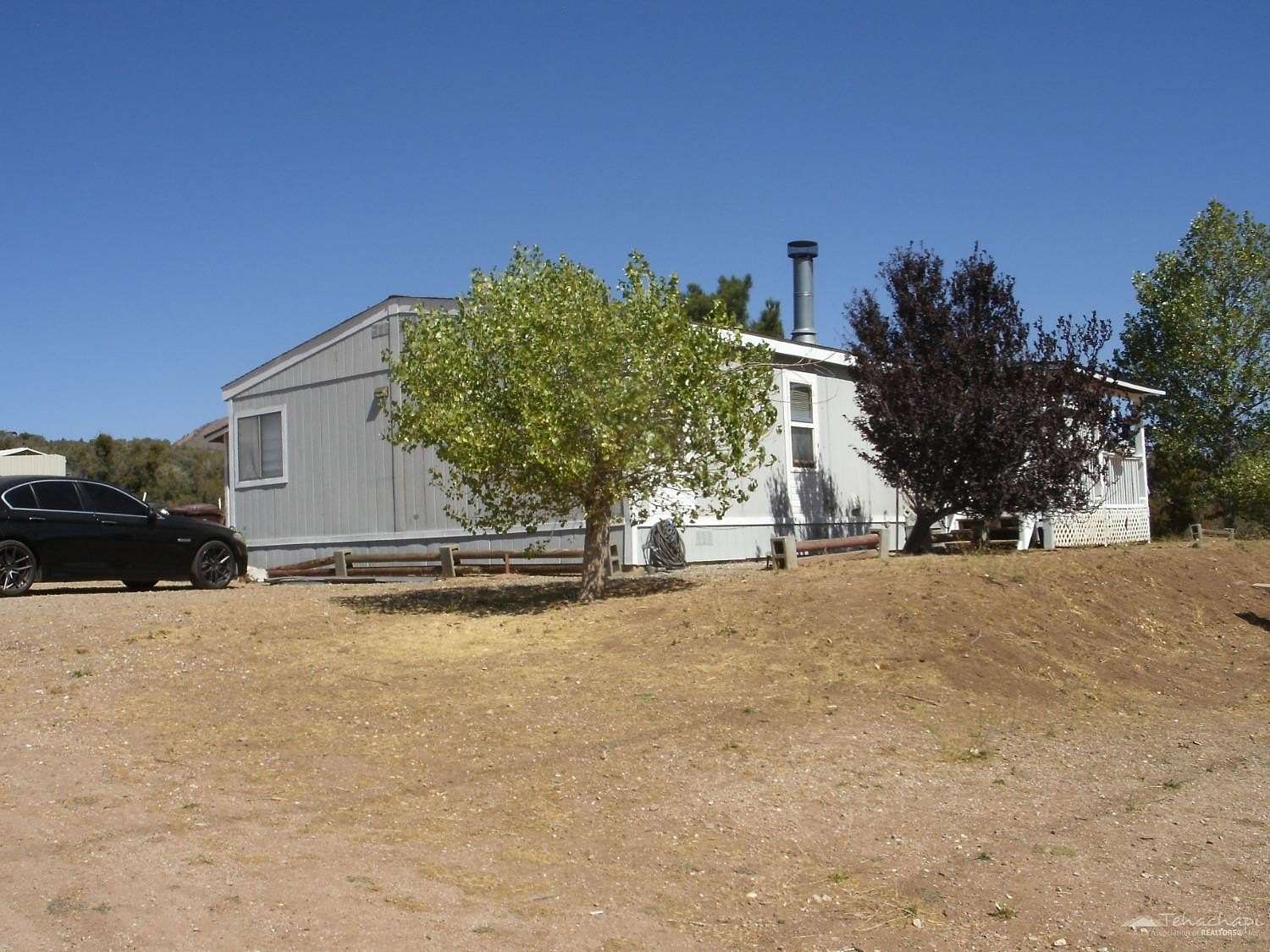 2.5 Acres of Residential Land with Home for Sale in Tehachapi, California