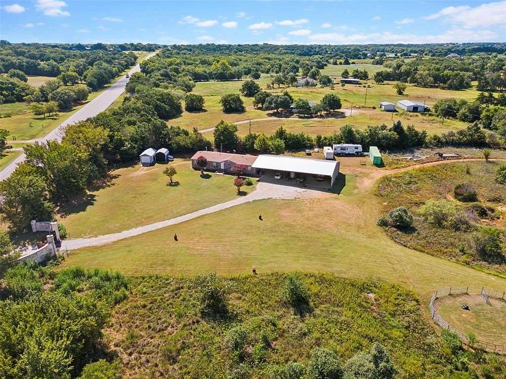 17.043 Acres of Land with Home for Sale in Grandview, Texas