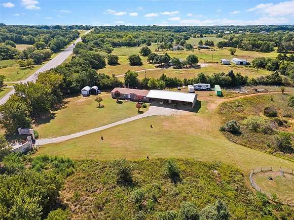 17.043 Acres of Land with Home for Sale in Grandview, Texas