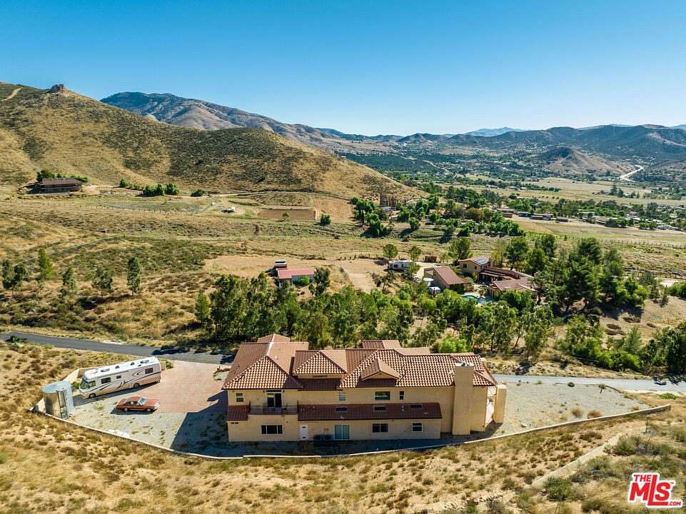 6.215 Acres of Residential Land with Home for Sale in Agua Dulce, California