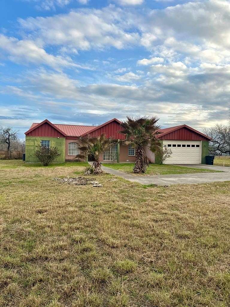 5 Acres of Residential Land with Home for Sale in Skidmore, Texas